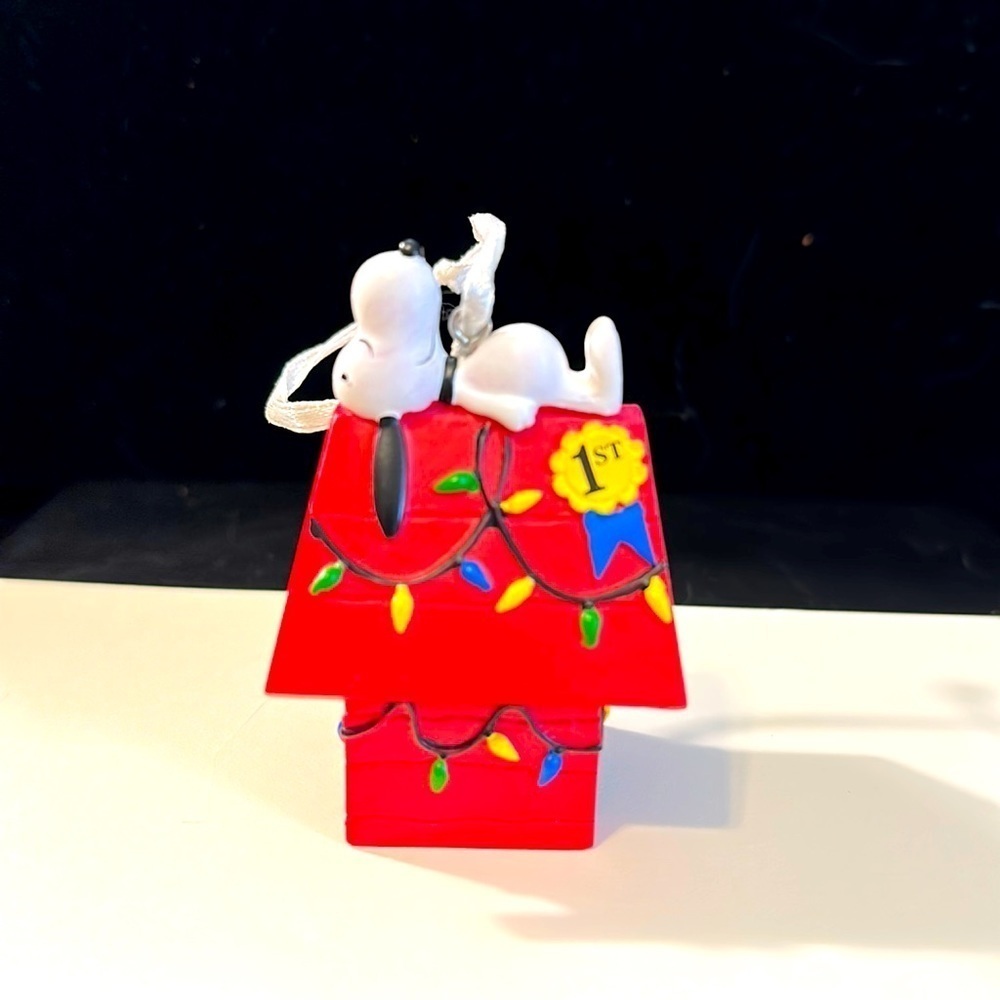 Hallmark Peanuts Snoopy Dog House Christmas Tree Ornament 1st First Place Award